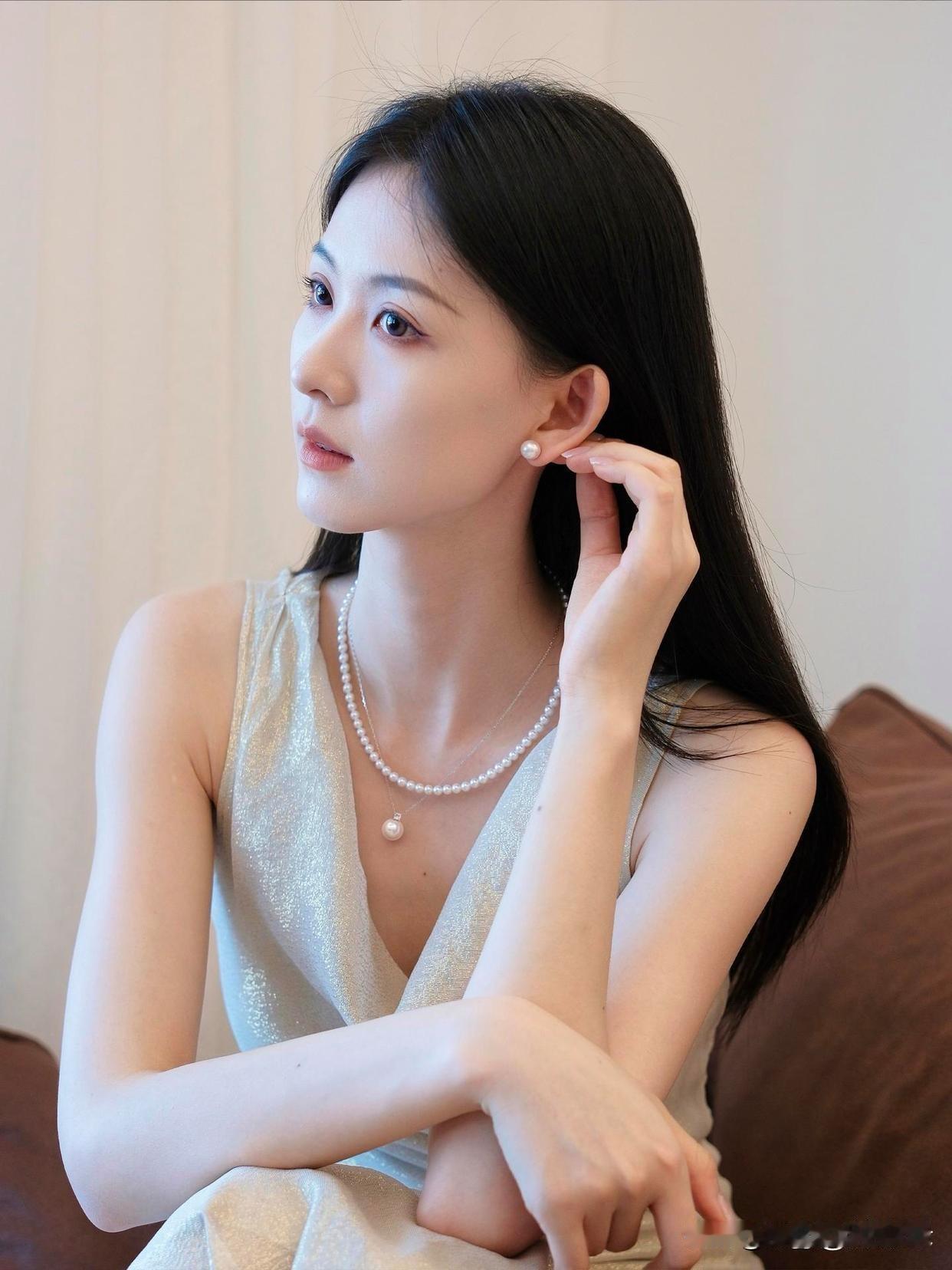 优雅气质，珍珠项链与金色礼服的完美搭配