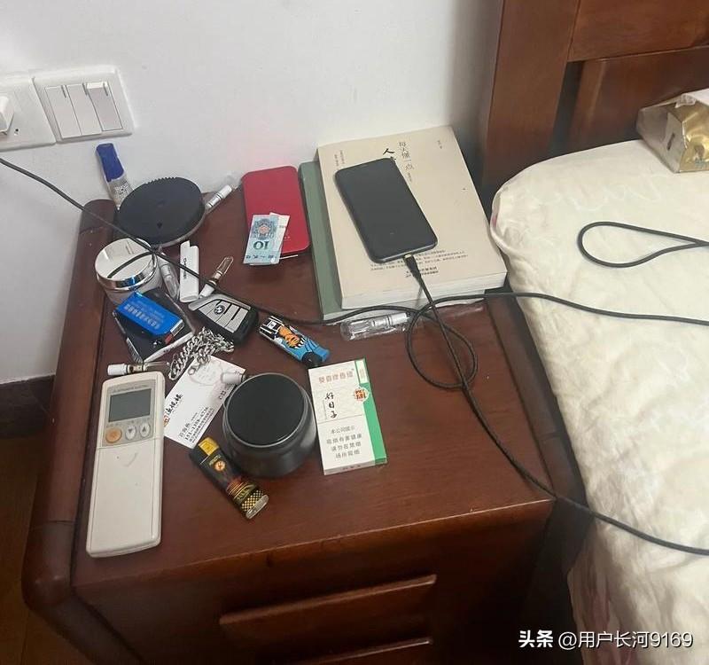 中老年男人的床头柜上到底需要放哪些东西？

1、茶杯、茶叶和开水瓶，方便休息时口