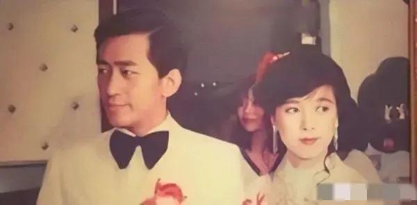 1976年，19岁的许纯美去富豪家玩时，被李文清强暴却不幸“中彩”，为了面子，许