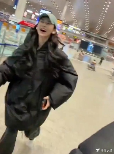 你抢张艺凡手机了吗 刷到直接笑出声，张艺凡这奔跑速度，不知道的还真以为手机被抢走