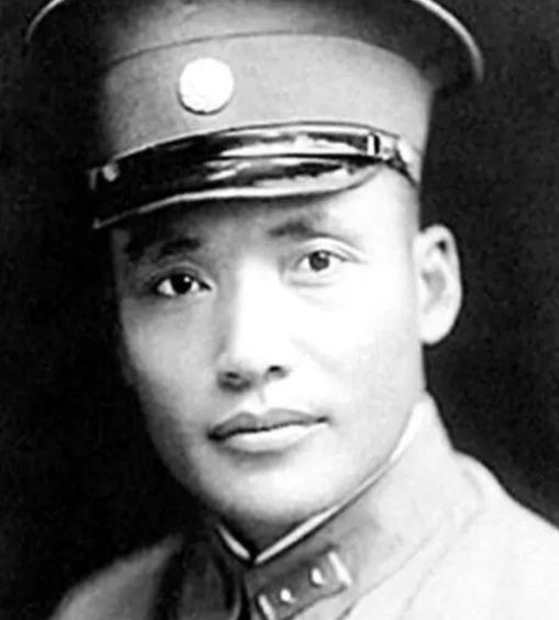 1936年，一名国民党中将跟随红军走完长征，谁知等到了延安，毛主席却对他挥了挥手