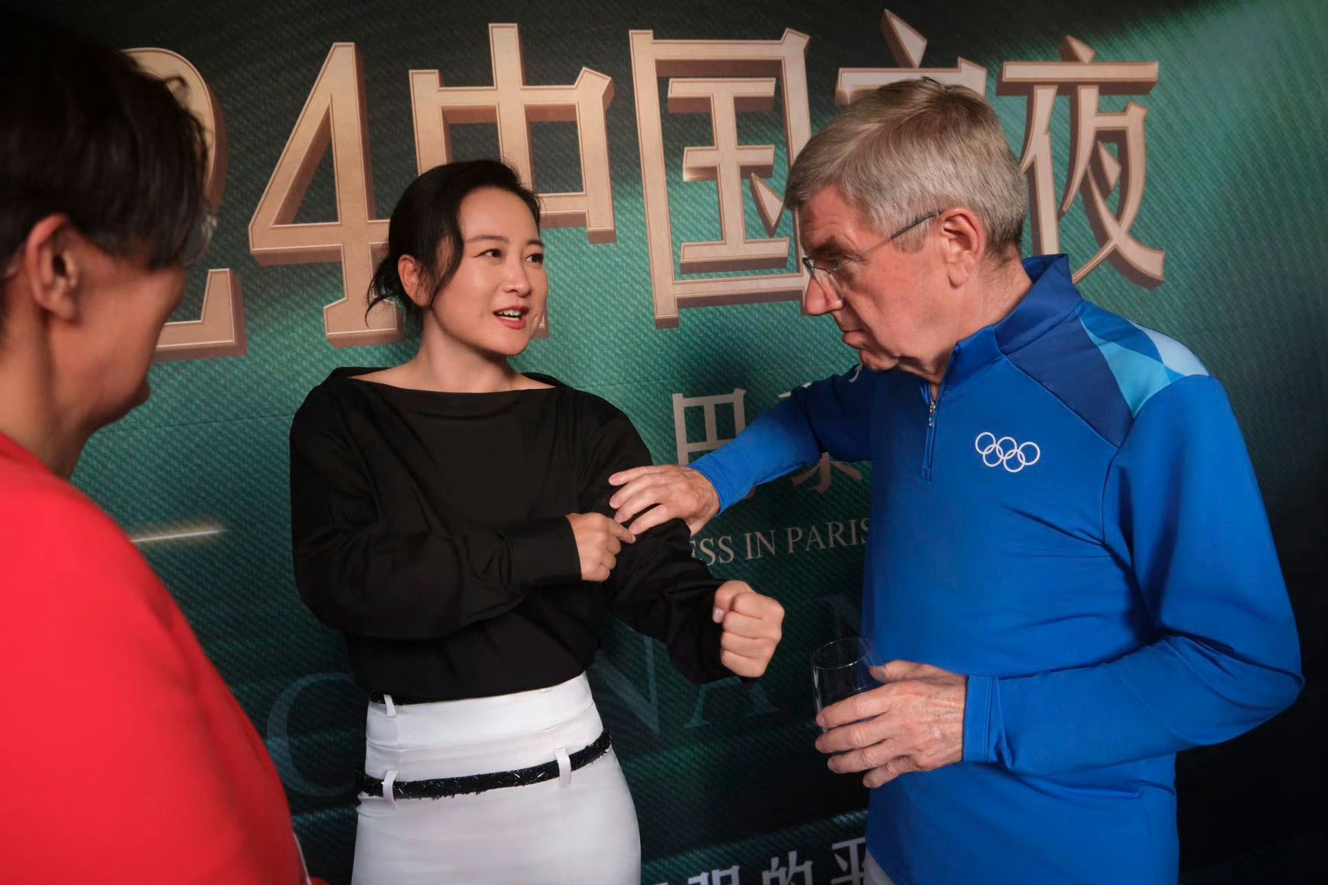 #巴赫捏贾玲肌肉#贾玲在巴黎奥运活动中与国际奥委会主席巴赫互相秀手臂肌肉，巴赫居