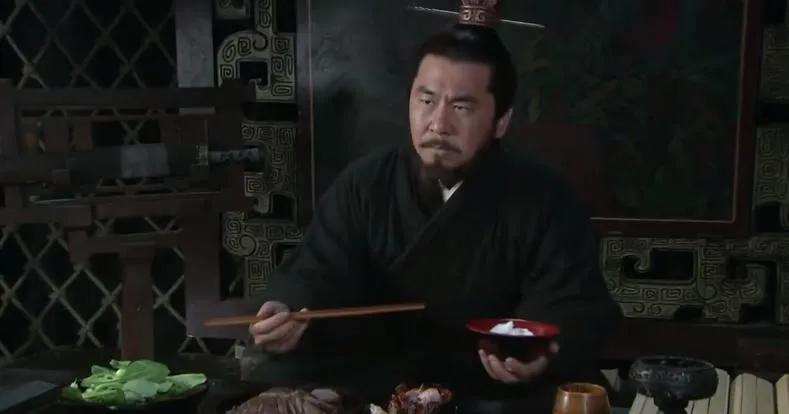 为什么吃道具是剧组大忌?真的事物容易吃破产，假的事物可以一直用。

影视剧中的道