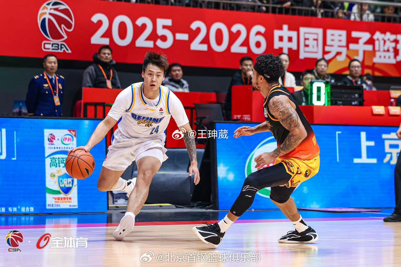赵睿北京男篮首秀赵睿加盟北京的首场正式比赛，首发19分钟，拿到10分4助攻1篮板