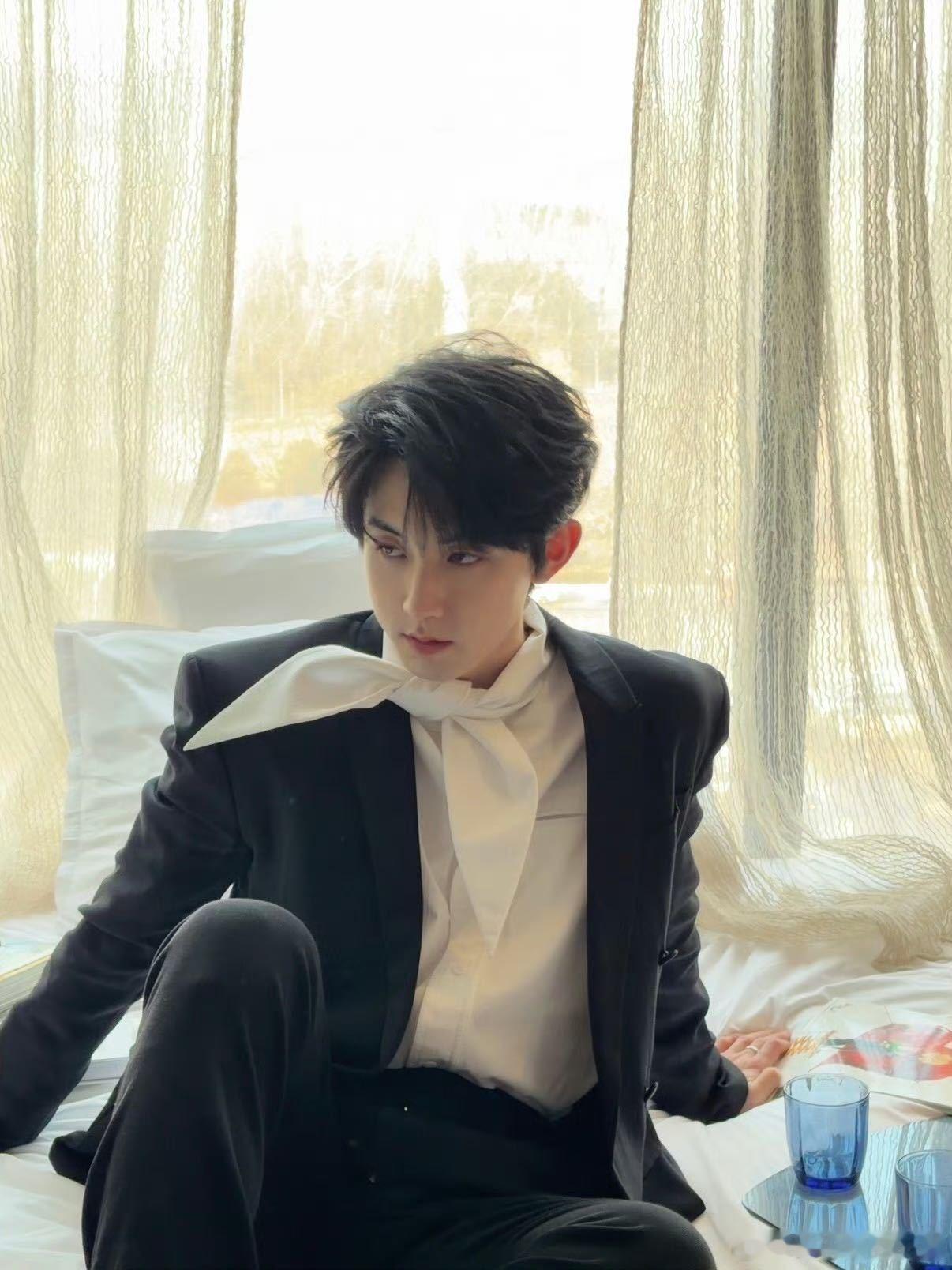 郭俊辰见面会把我养得很好 谁没被郭俊辰十周年见面会惊艳到！新发色帅晕，唱跳舞台超