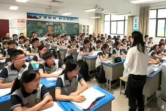 到高中你会发现：1、普通高中很难出985、211学生，能考重点大学的，几乎都来自