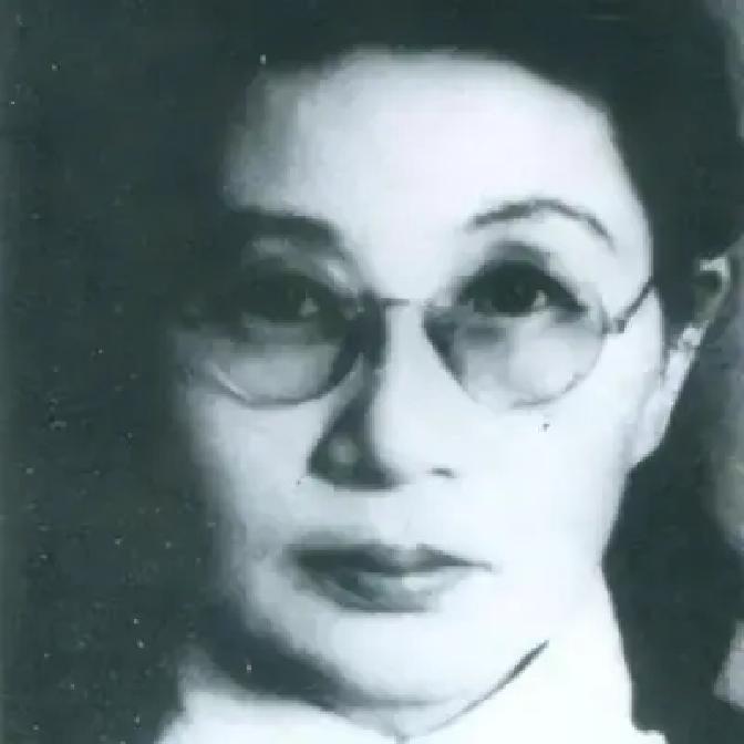 1909年，16岁的白薇被丈夫搬板凳砸断脊背，婆婆扑上来生生咬断她的脚筋，她拖着