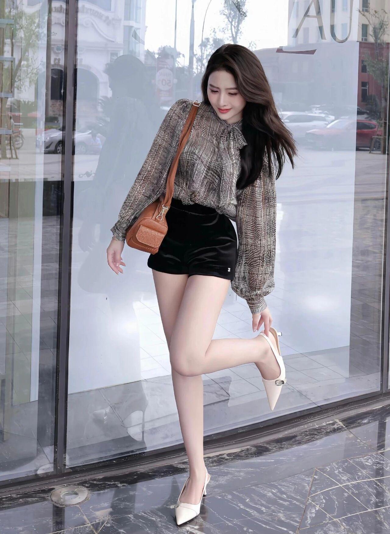 人物与穿搭
发型妆容：留着乌黑柔顺的长直发，妆容精致，红唇点缀，眉眼间透着自信与