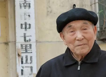 1937年，一个日本兵亲眼目睹战友摔死三岁幼童，他疯了一样阻止却被推开，于是，他