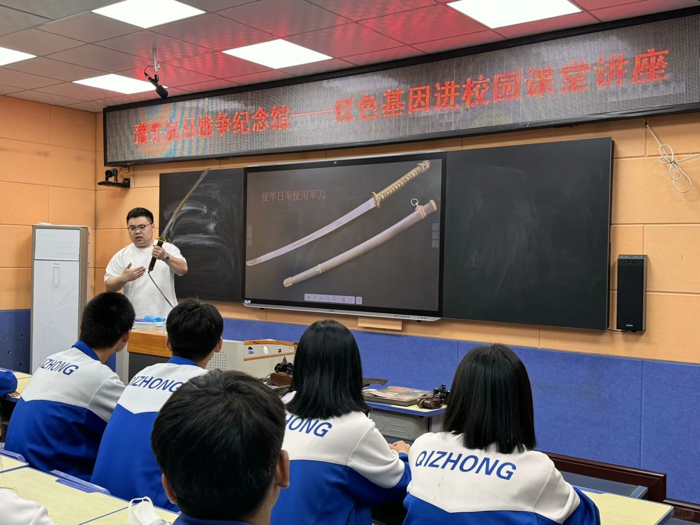 为高中师生讲解侵华罪证