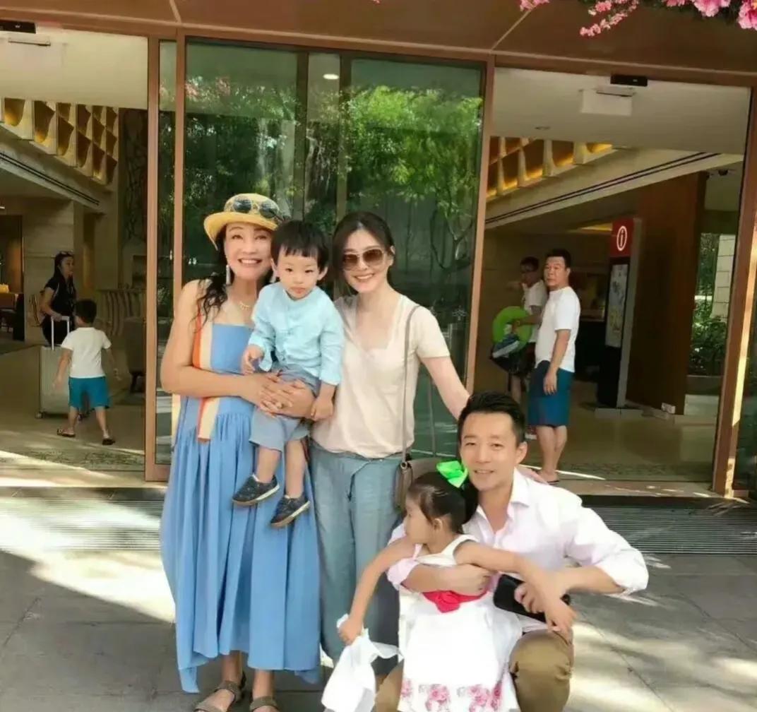 张兰和汪小菲这次和孩子一起共度暑假经历的波折是外人无法想象的。

据说这两个孩子