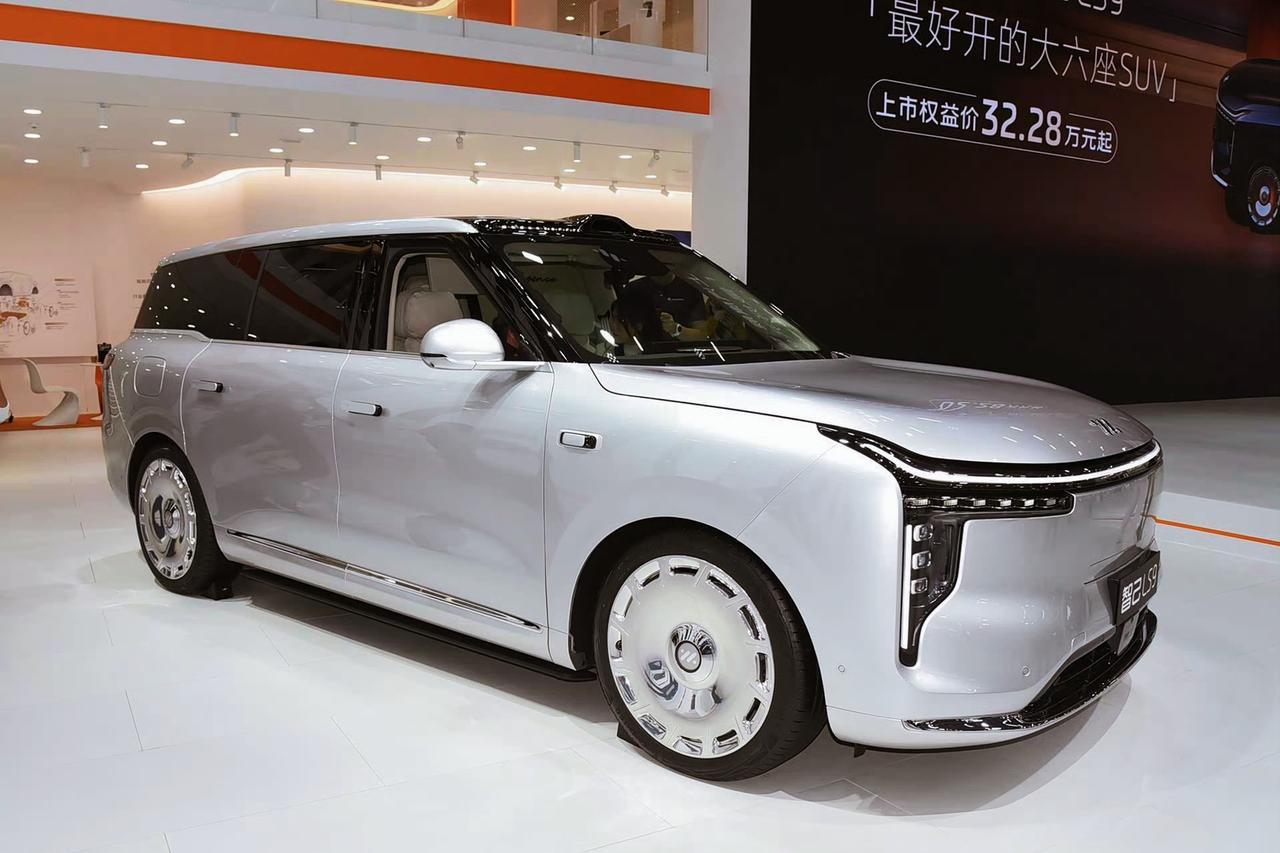 蔚来ET9地平线特别版新配色亮相，大家觉得颜值如何？
新增“拂晓黎明”与“日照金