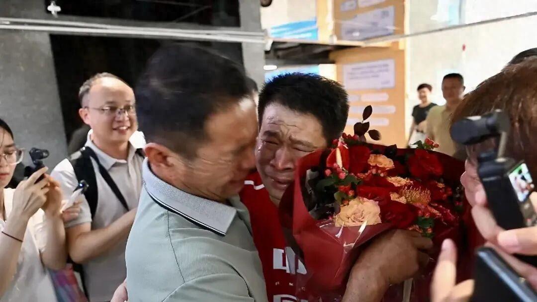 河南13岁聋哑男孩贪玩扒火车，一路坐到深圳后迷失，35年后"倒着写"的名字帮他找