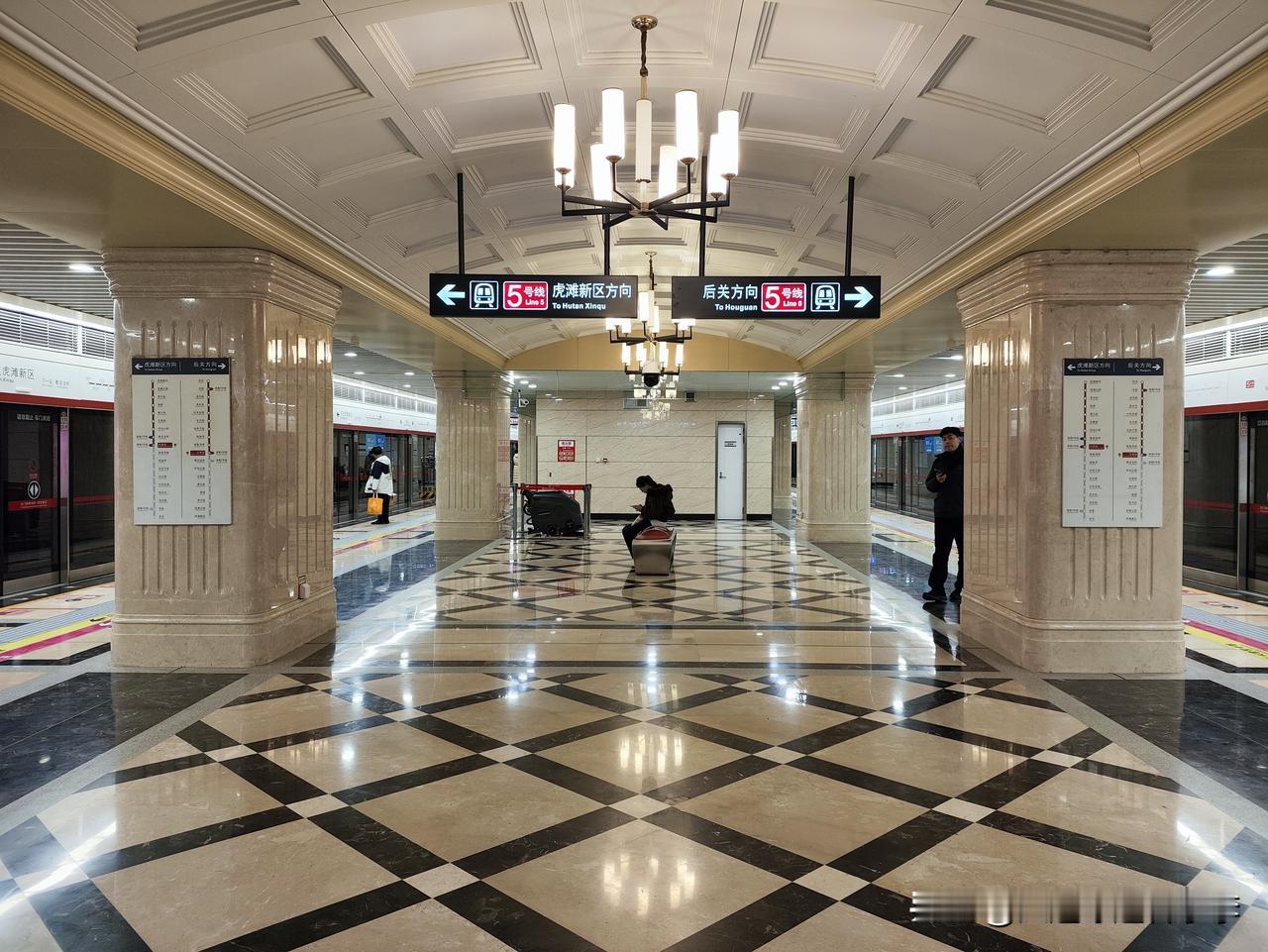 有没有感觉大连地铁5号线🚇的装修要比一号线、二号线高大上的多，站台🚉里还有和