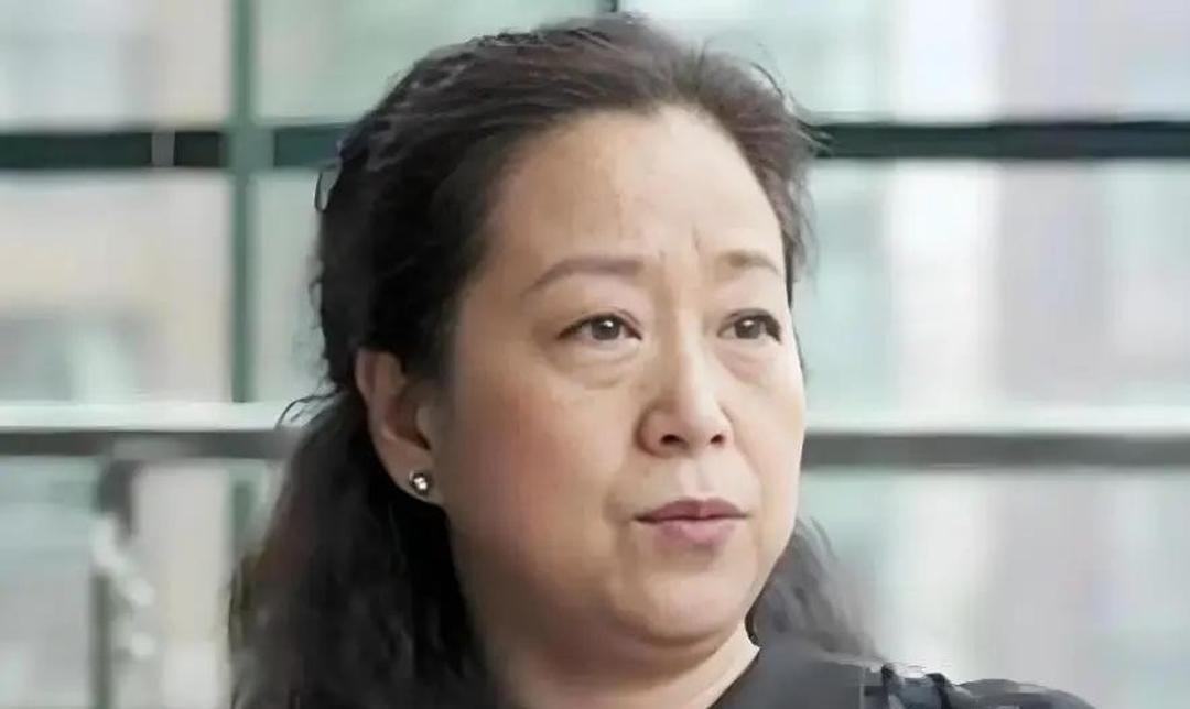 如今六十七岁的罗秀春，每个月依旧等着前夫张国立打来约定好的生活费，这笔钱从离婚签