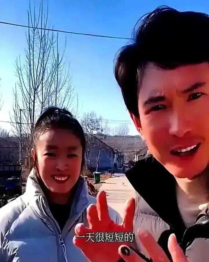 上午十点，朝阳区民政局门口，韩玉成和吴姐一人举一本小红本，照片一出，热搜直接爆了