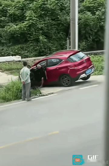 大爷：知道我为什么能活到这岁数吗！因为我从来都不多管闲事！
