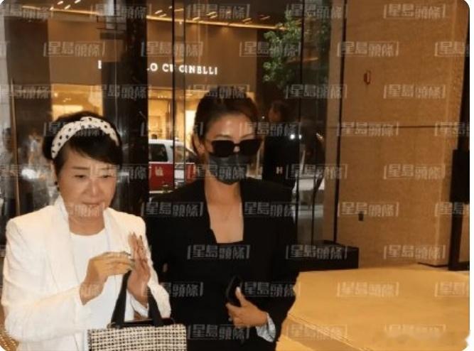 谢贤去世前妻首度开腔谢贤离世后，前妻狄波拉和女儿谢婷婷一同现身媒体镜头，她身着白