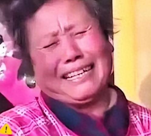 母亲联合4个女儿毒打大儿媳，父亲不但不劝阻，反而拿出一把杀猪刀站在一旁叫嚣：“打