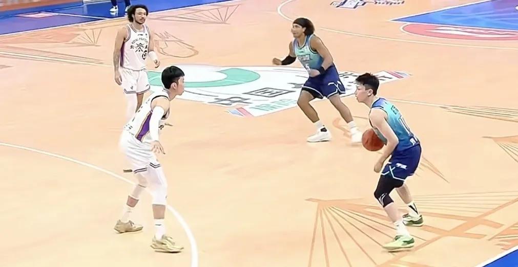 季后赛首轮广东打广州，很有意思的德比战。
广州队能进入到季后赛，首先得感谢宁波队