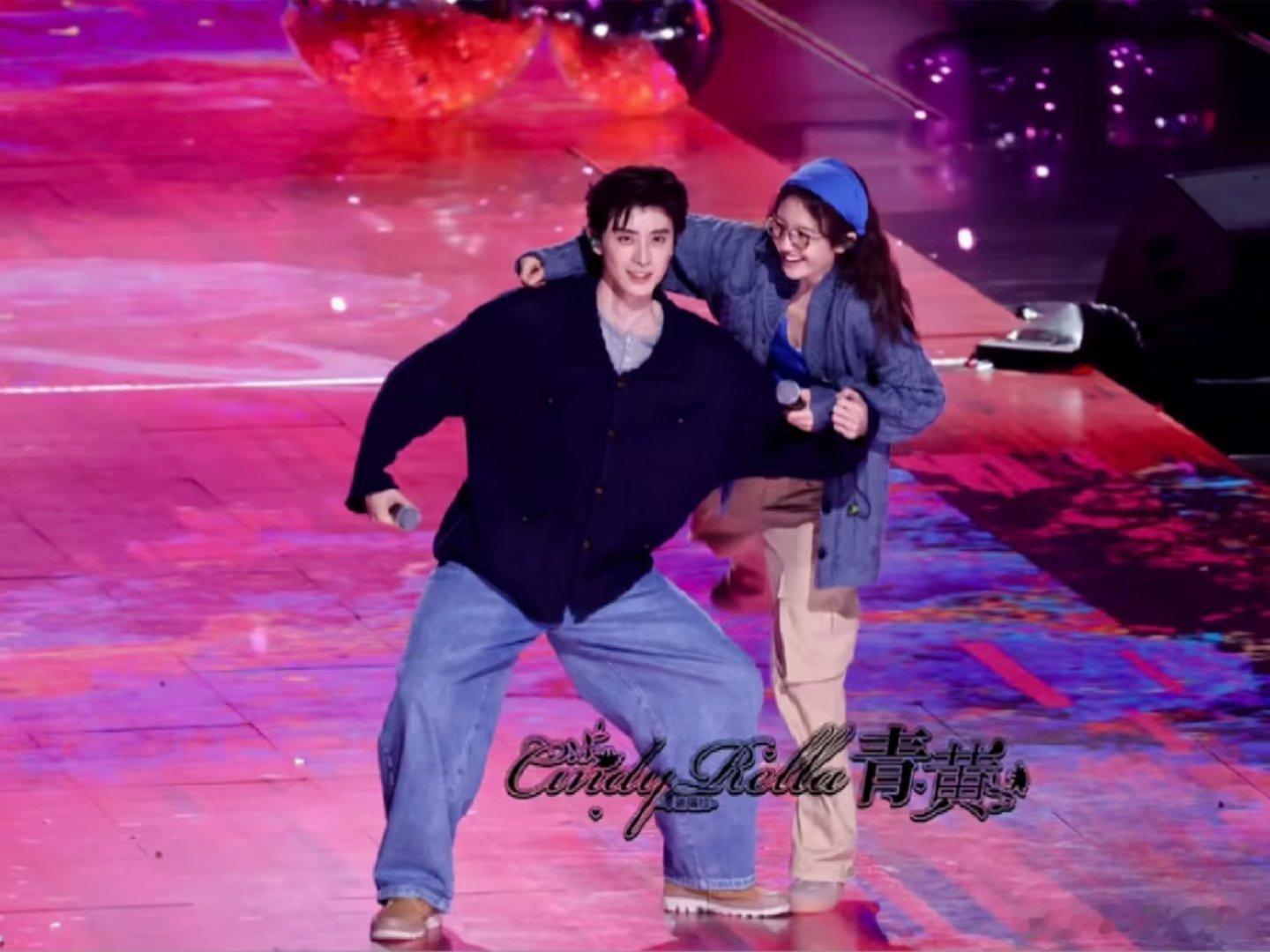 到处捡来几张李兰迪敖瑞鹏尖叫之夜的彩排路透，好像唱《此爱》来着，不认真唱歌的时候