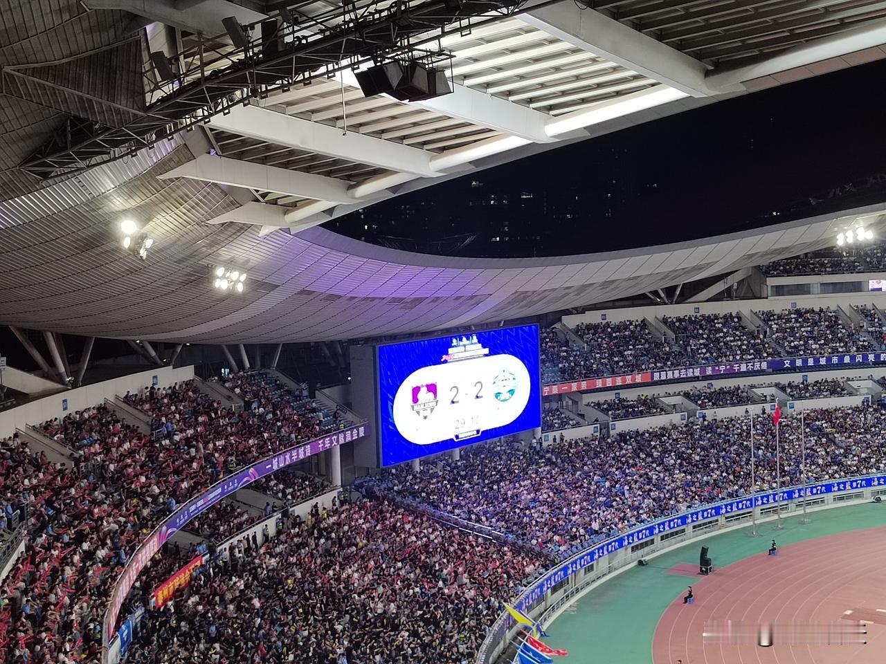 苏超南京队对泰州队比赛半场观感：
1.两队前15分钟来了一个进球大赛，2:2踢平