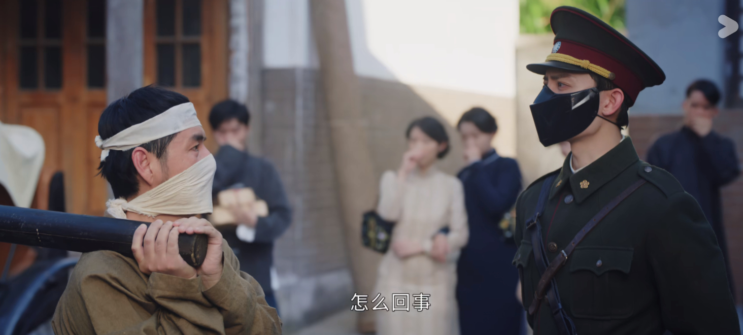 张副官为啥一直戴着口罩 