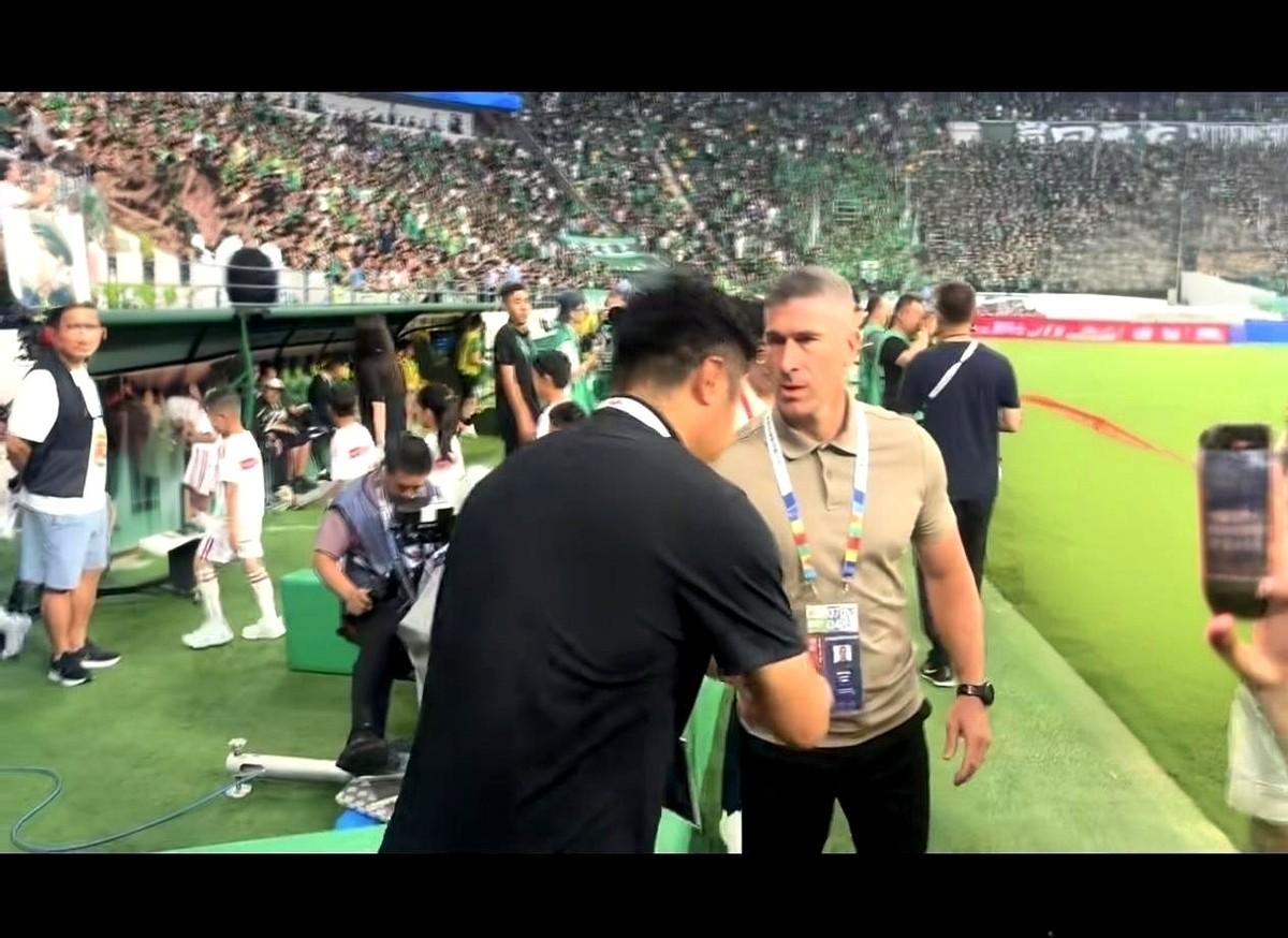 比赛结束，人家主教练直接绕过了韩鹏伸出来的手。
就这么直勾勾地，看都没看一眼，直