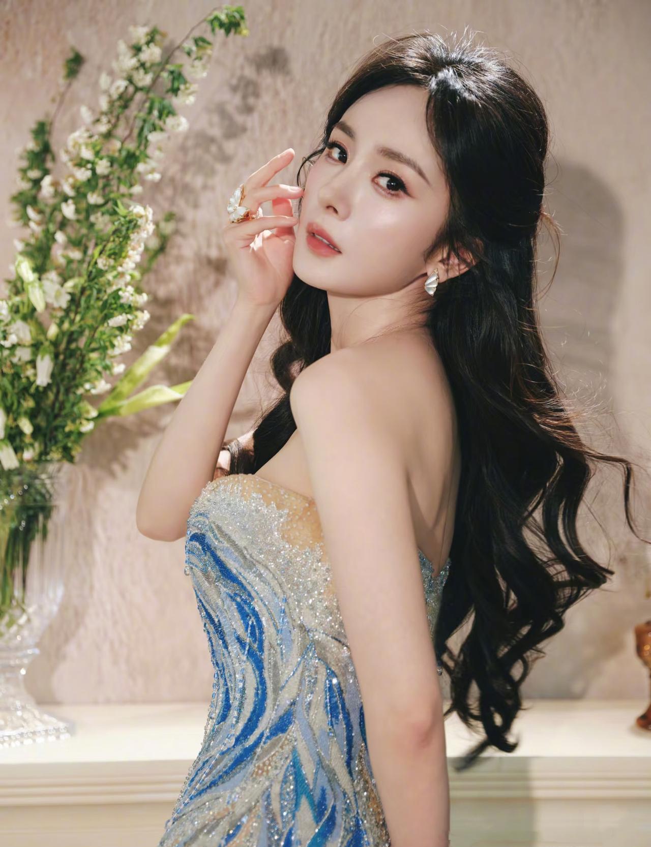 杨幂把“大海”穿在身上，却站在一排蒸烤一体机前。
3月12日下午两点，上海新国际