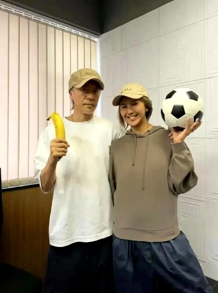 《功夫女足》新加坡首映这阵仗真有点夸张了吧？现场不光孙燕姿给偶像站台，电影院里还