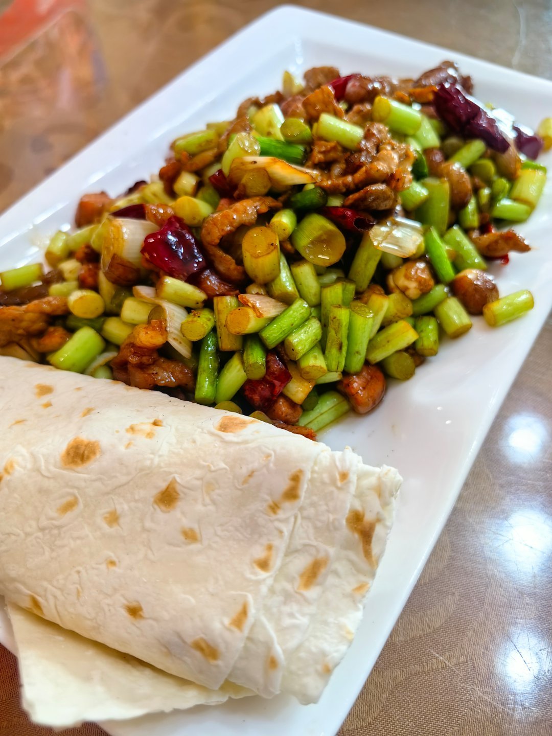 *在路上*蒜爆鱼那家小馆好吃，二刷...拔草地锅鸡，小版的东北的铁锅炖，据说是黑