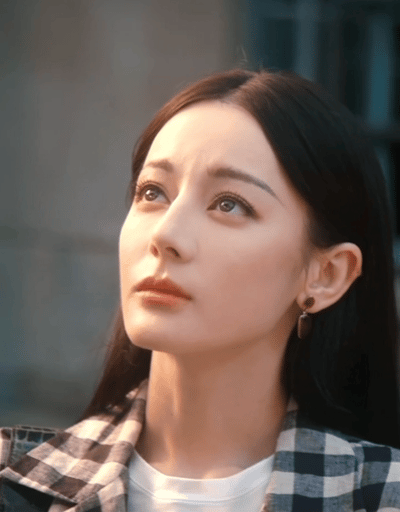 迪丽热巴这段演技真的封神演技挺好的，主要五官硬朗，如果脸和声音一样柔和，演戏就有