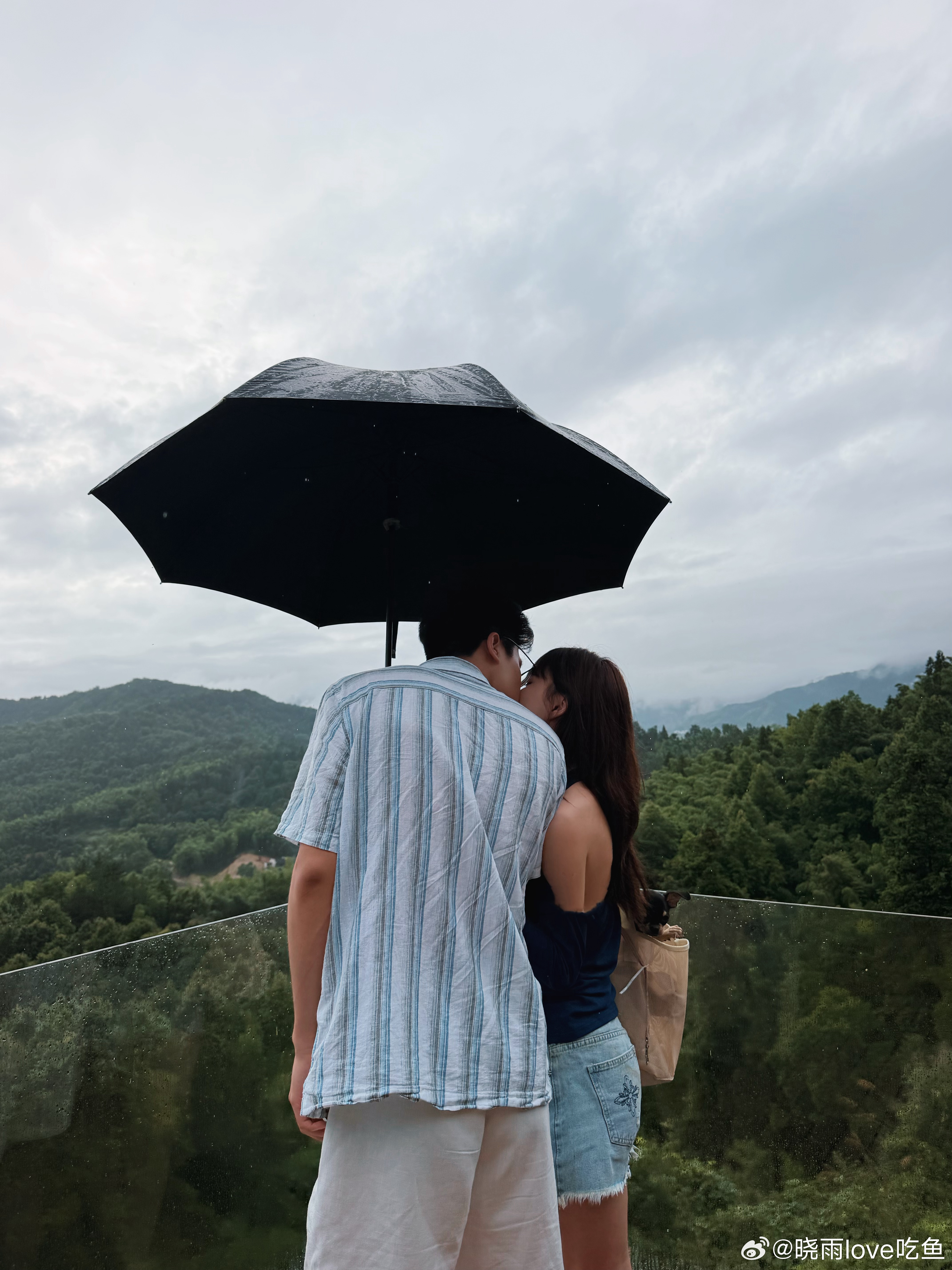 山里下雨真的很有味道随处可见云海就是出行不方便衣服也会被淋湿皖南川藏线来了很多次
