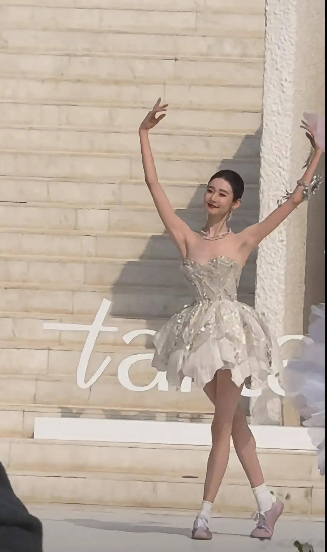 张艺凡这衣服这么美，鞋子什么鬼啊