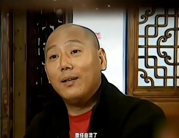 李成儒说这世界上压根就没有左撇子。如果你见他说我是天生左撇子的。都是小时候父母没