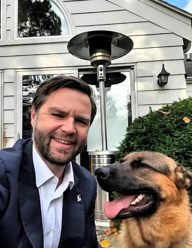 突发！
万斯遭遇意外！

美国副总统万斯11月16日在田纳西州马里维尔市参加活动