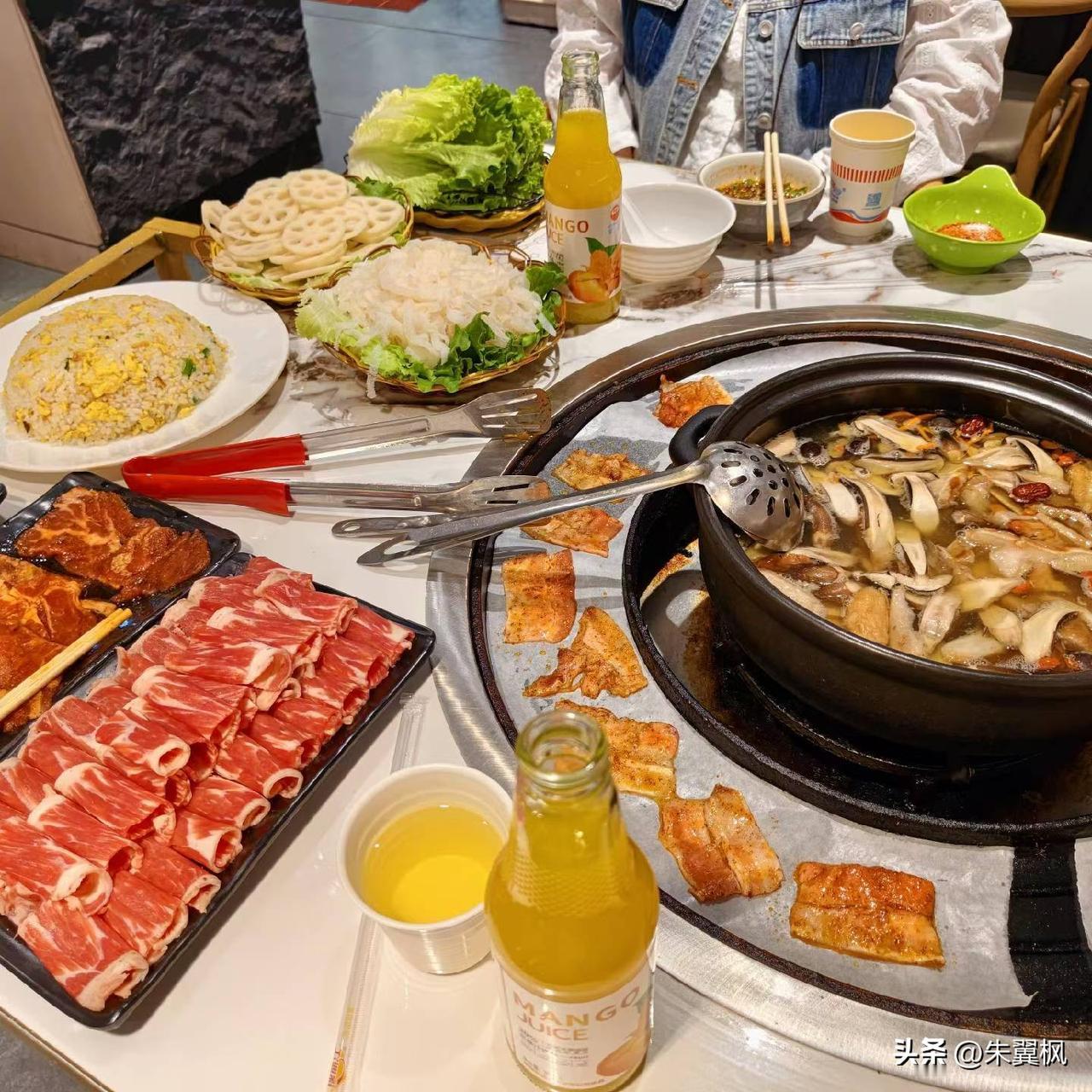 天气不冷不热，出门闲逛，尝尝美食，十分悠闲这松驰的时光。心若畅快，便感觉幸福圆满