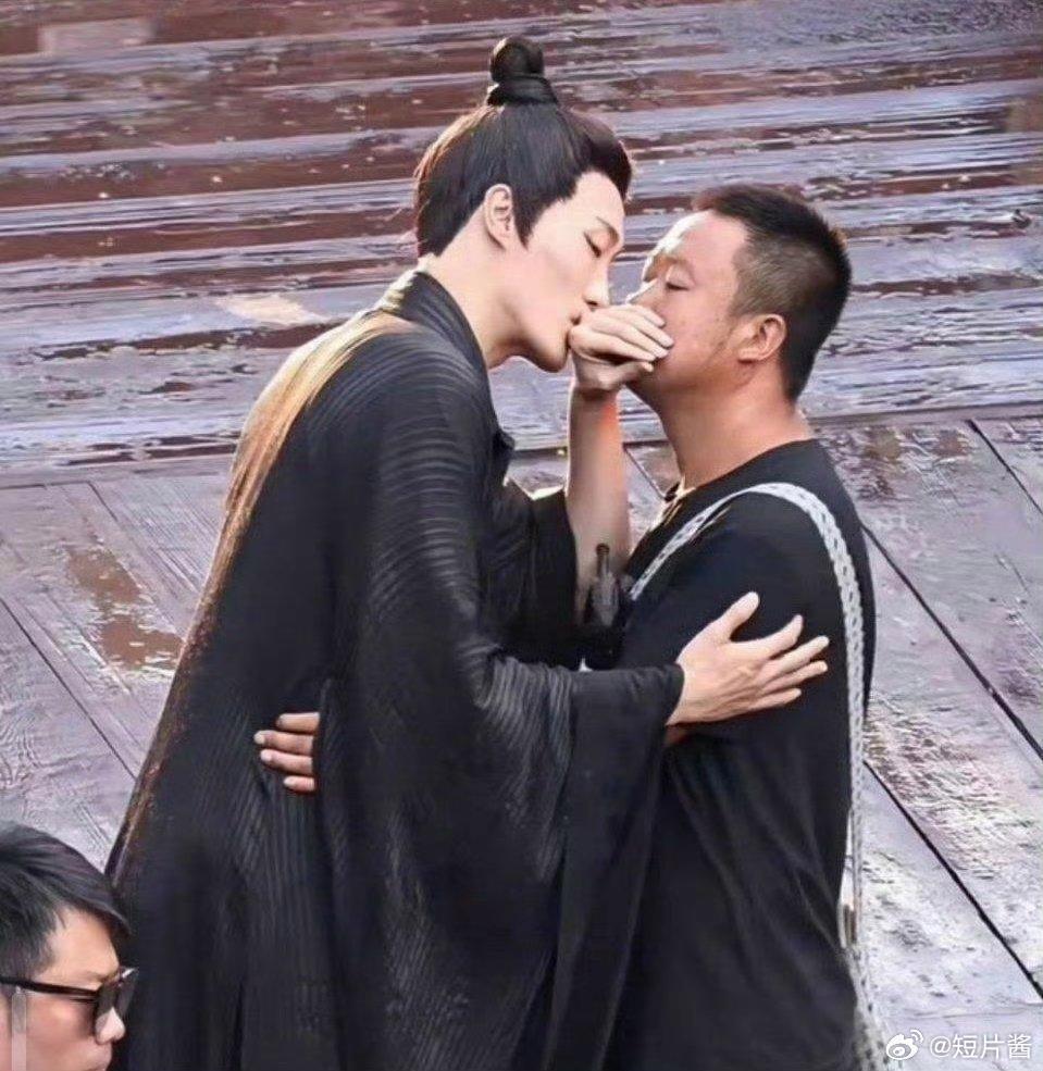 没想到吻戏是这样拍出来的，竟然是用的男替身。 