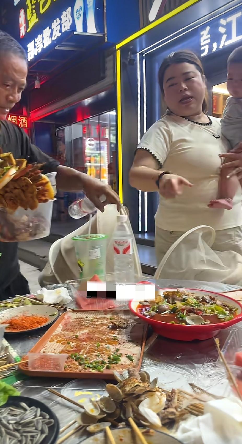 女子和家人吃完饭刚站起来，一名拾荒老人过来问了句话后，女子的一句话听着让人感动了