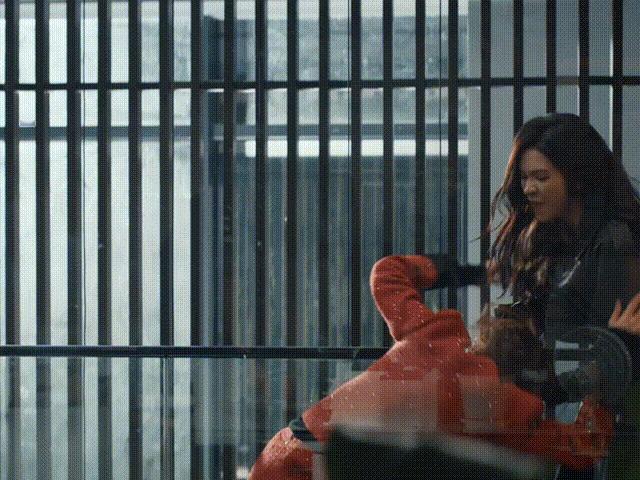 谁教张予曦这么演的  看她演戏真的像拆礼物，每个细节都藏着惊喜！喂酒时微抬的下巴