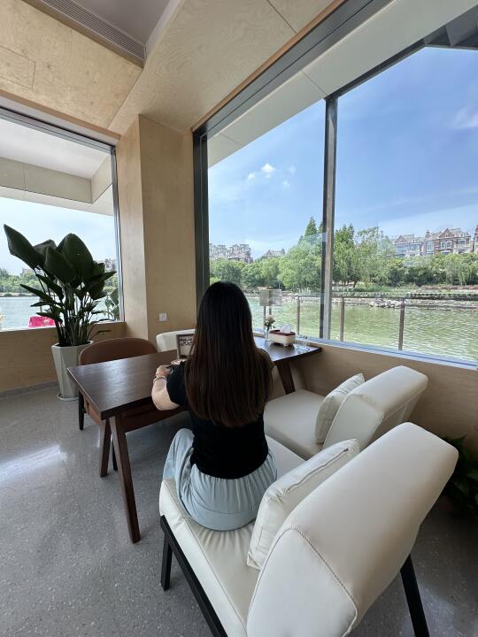 一杯咖啡带你坐拥整片湖光的松弛美学