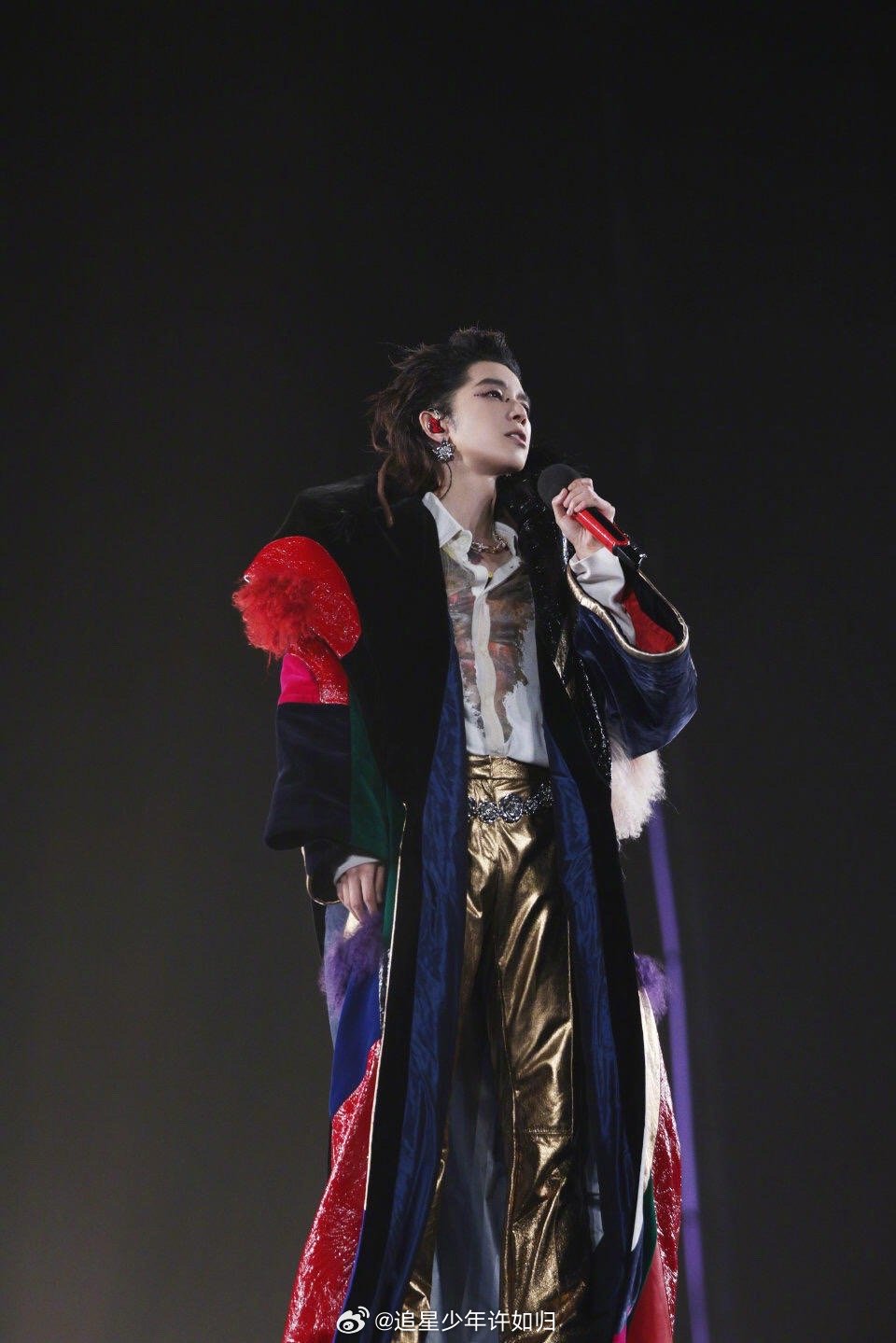 华晨宇穿搭有古早QQ秀那味了 从2D到3D，华晨宇让QQ秀走出了屏幕！他的造型完