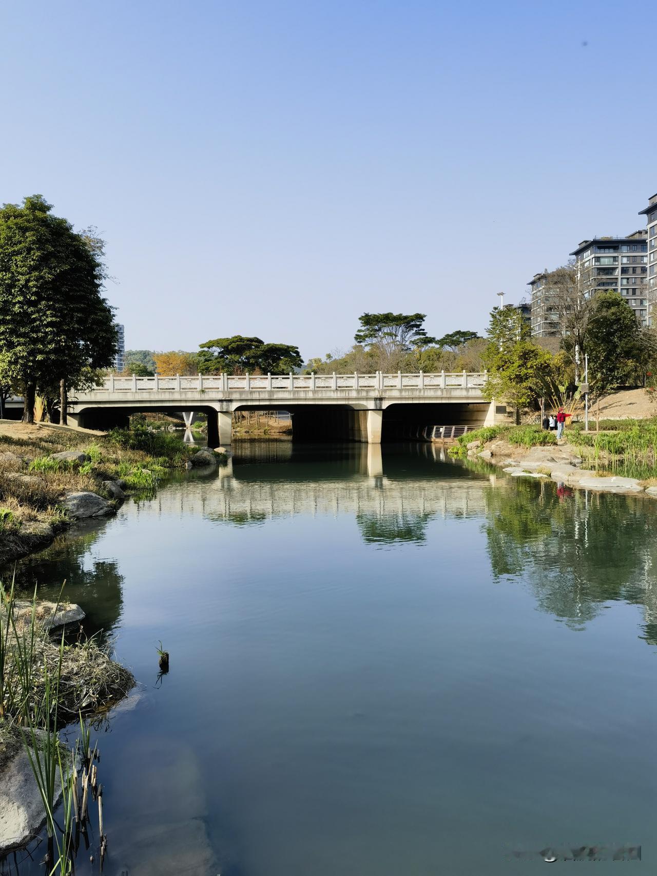 人生不过二两酒，
一两欢笑一两愁。
英国首相丘吉尔曾说过：
如果总是纠缠于过去与