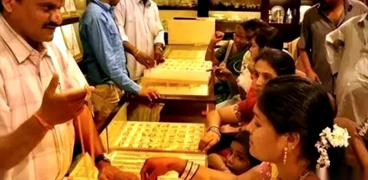 印度想把存在美国的400多吨黄金运回家。
美国的回应就两个字：不行。
给出的理由