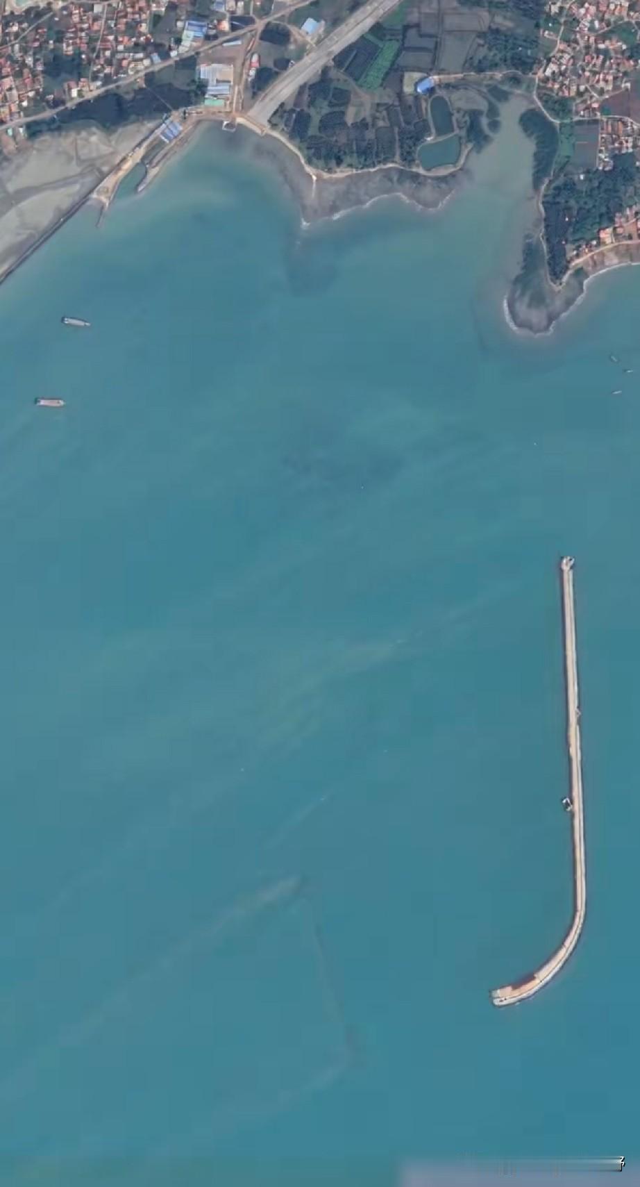 广东湛江雷州半岛最南端的徐闻港码头，这里也是目前大陆通往海南岛的最大的公路轮渡码