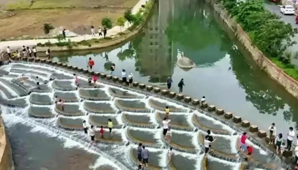 8月9日上午9时许，11位大妈在四川雅安网红河道陇西河鱼鳞坝拍抖音，突遇陇西河上