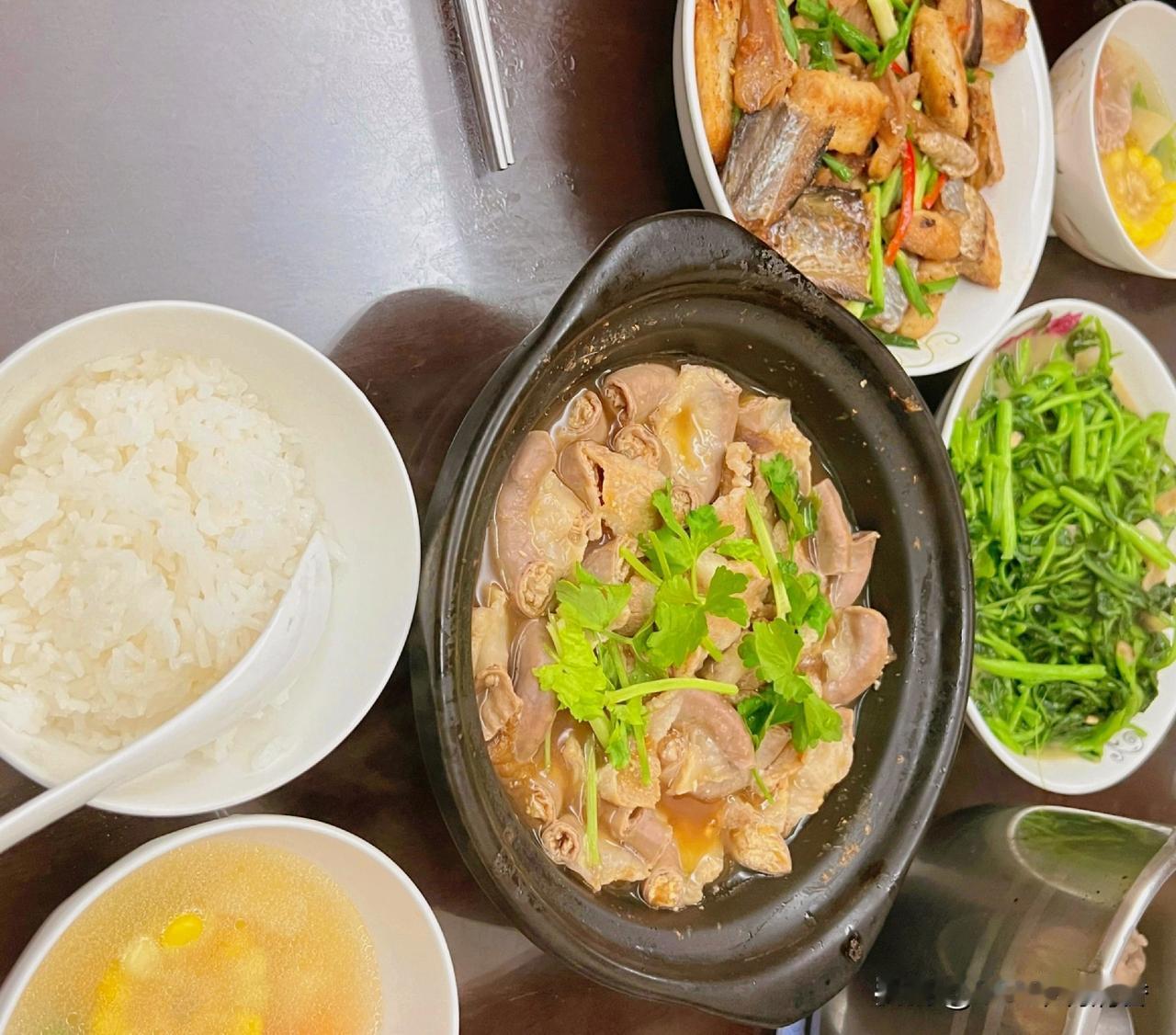 作为一个土生土长的湖北人，我偏爱米饭。不是说面条不好吃，偶尔来一碗热汤面也很好，