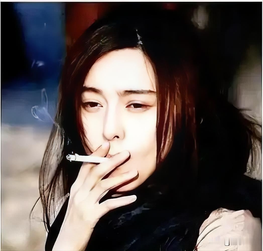 吸烟的女孩比以前多了

确实肉眼可见，现在街头、商圈、年轻群体里，抽烟的女孩比十
