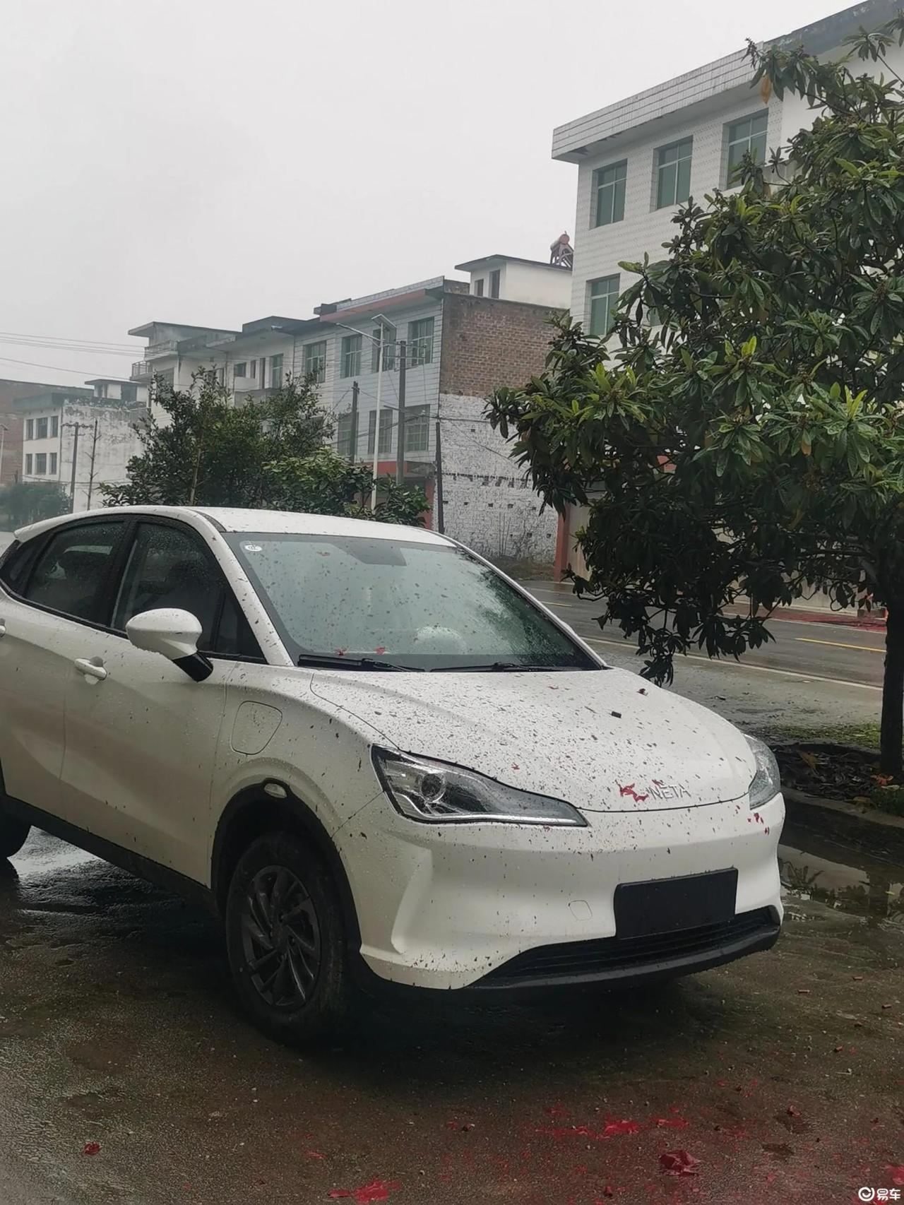 【车主：自从有了它，出门再也不用看天气（PS:但是要看电量哈哈哈）】
哪吒V 2