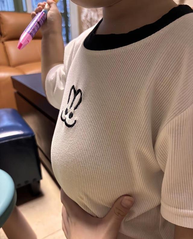 ＂肚肚逼人＂这个梗现在到处都是，其实就是把＂咄咄逼人＂改成了＂肚肚＂，专门形容那